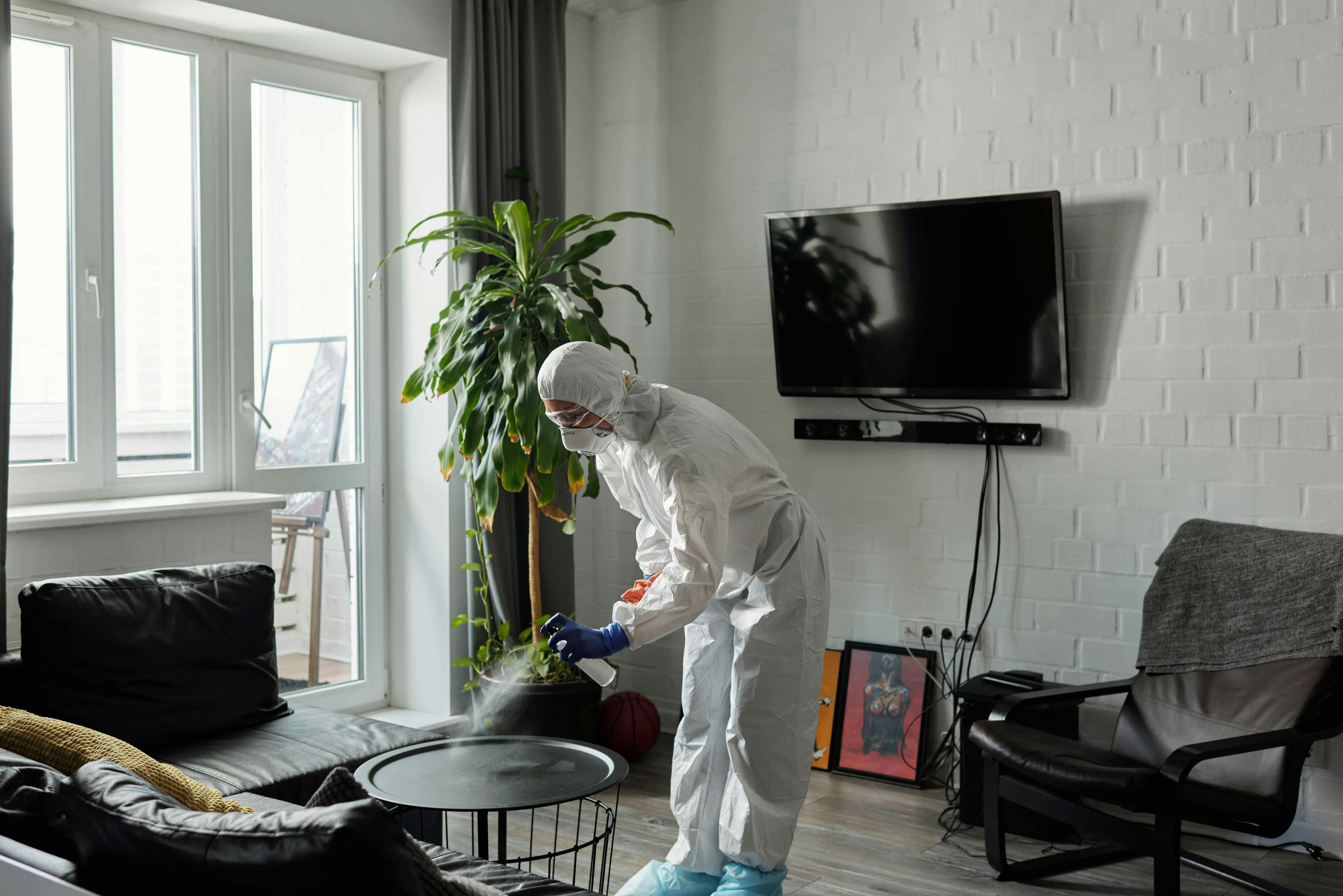 Cleaner sedang membersihkan meja
