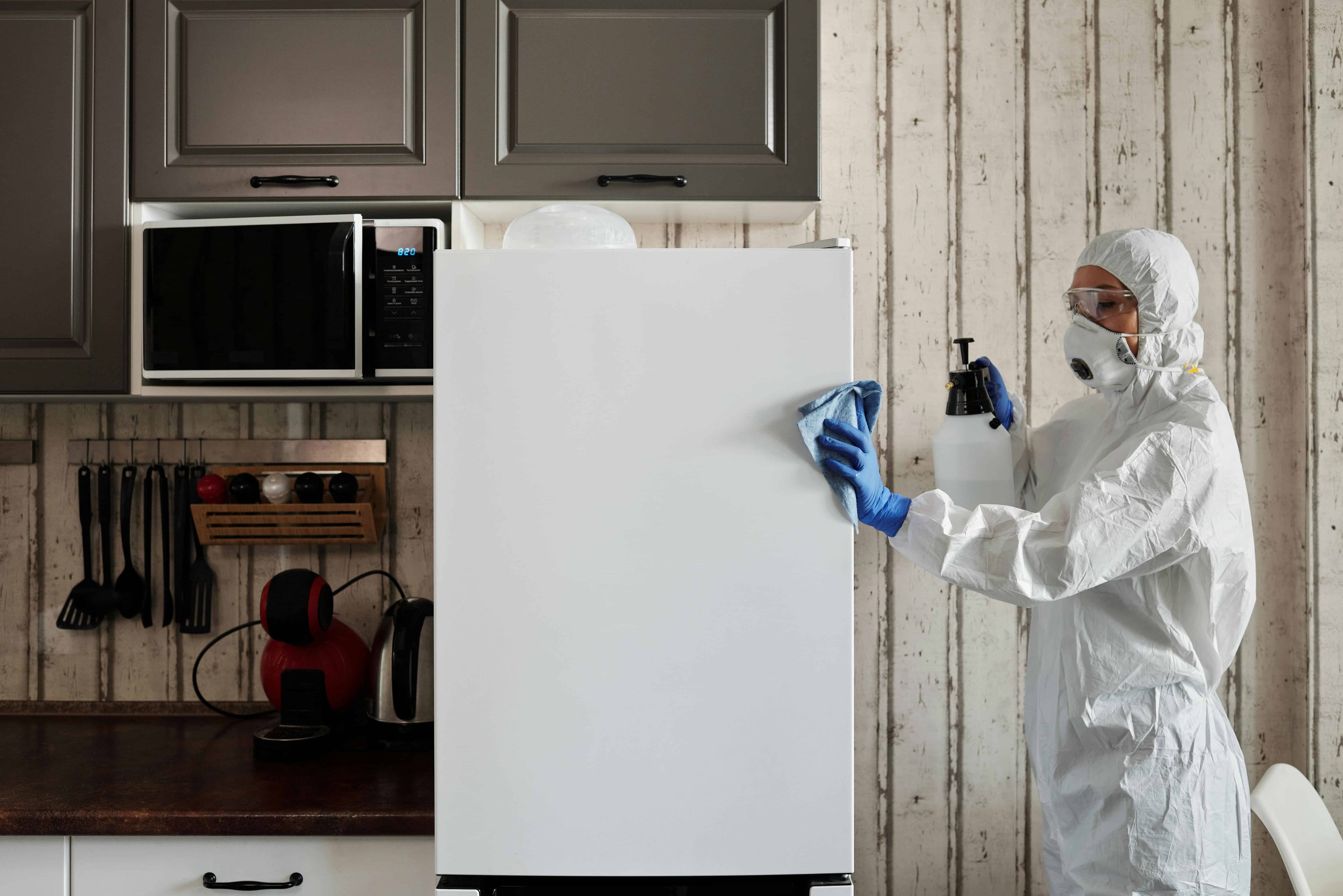 Cleaner membersihkan kulkas