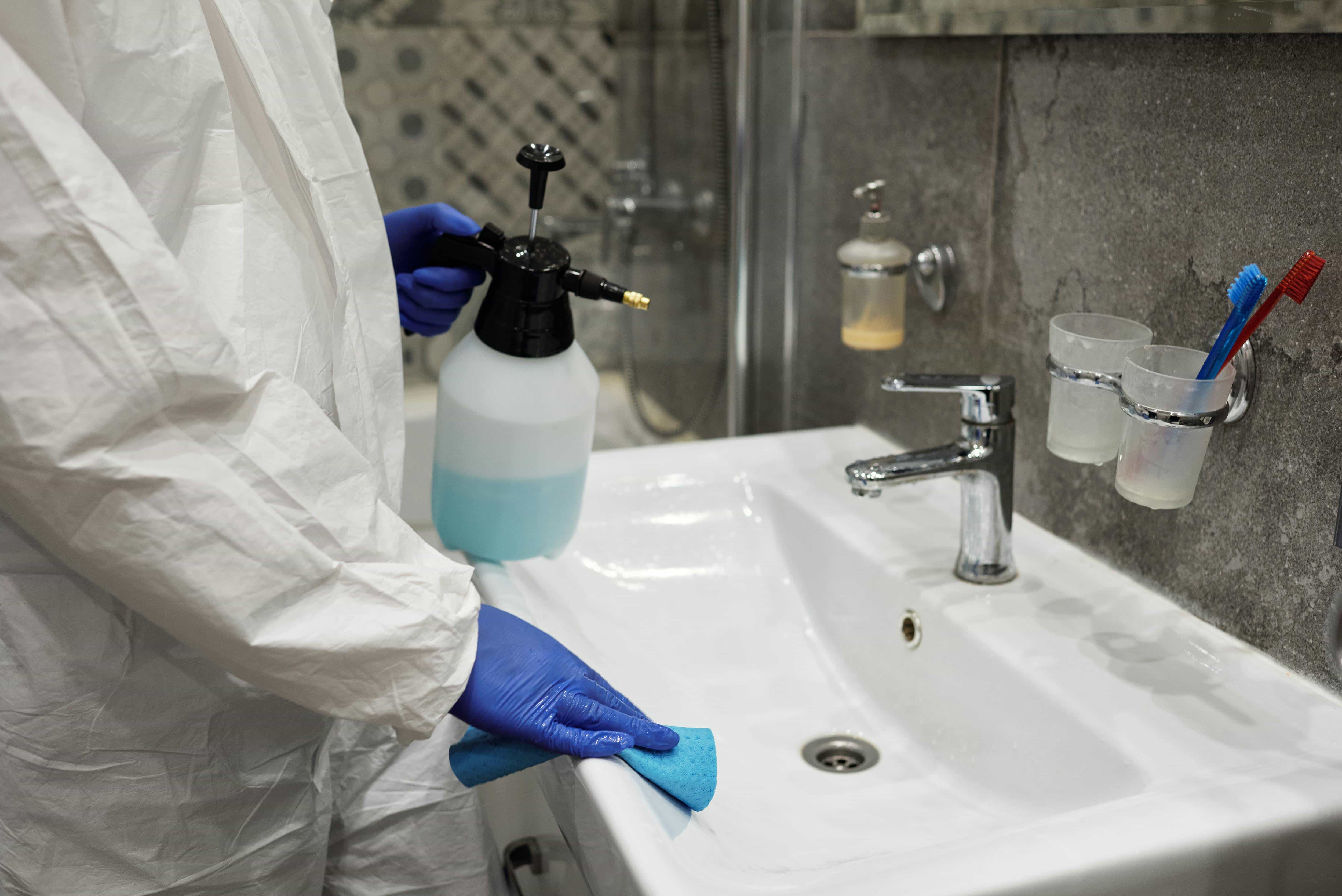 Cleaner membersihkan toilet
